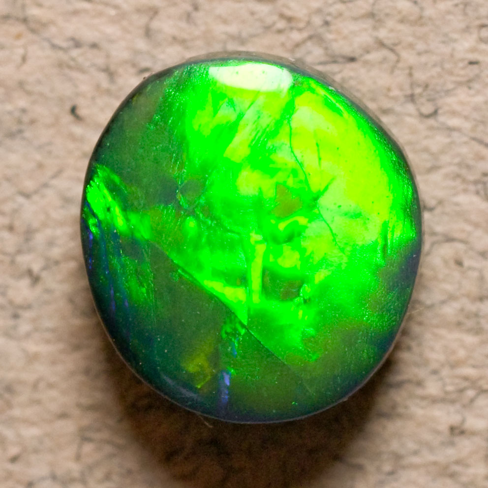 Opale noire 0.48 carat vert acidulé intense 5.6 mm