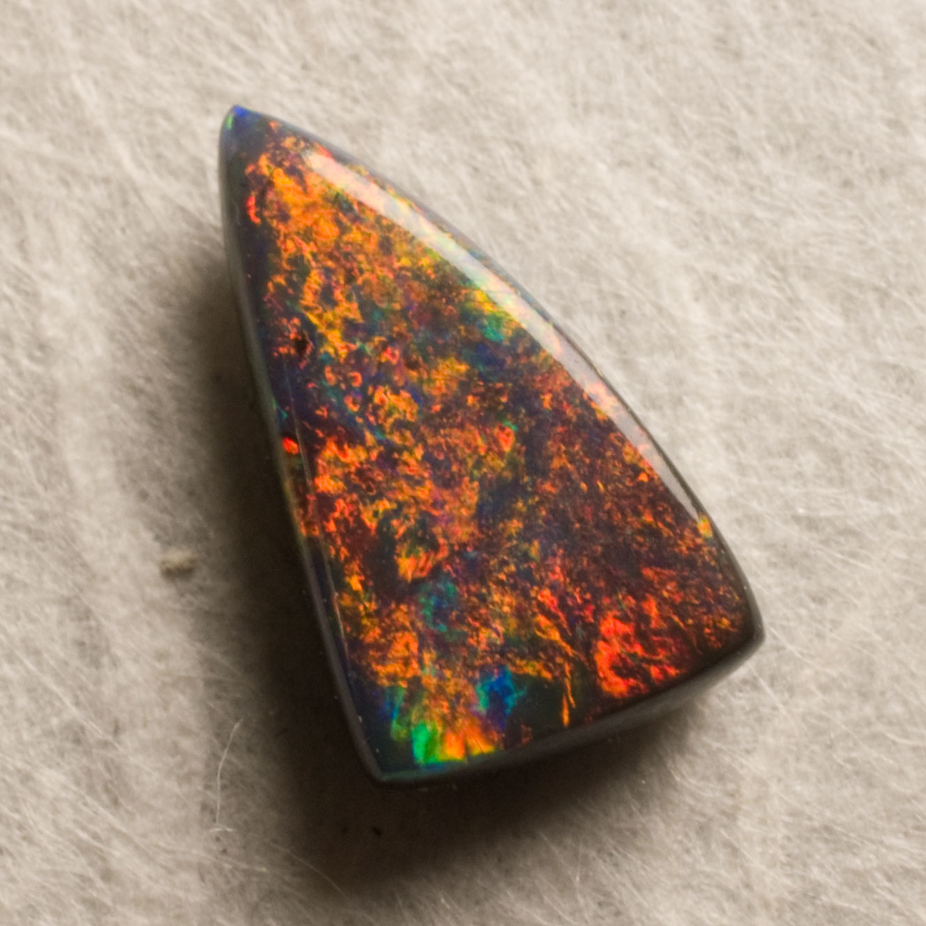 3961 Opale Noire Rouge Orange Verte Brillante Triiangle0 6ct 8 45x4 95mm 2