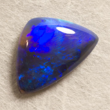 Opale noire troïdia bleu électrique 1.55 ct 11.6 x 7.95 mm