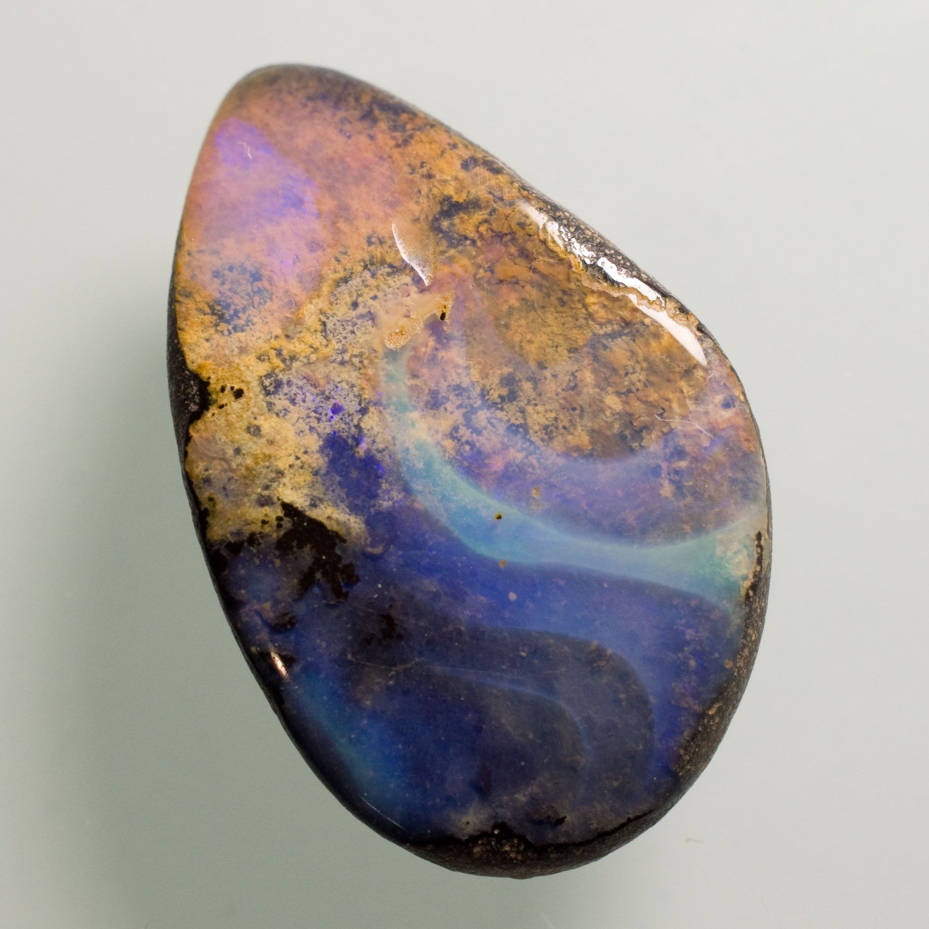 Opale boulder 8.33 ct 20.25 x 12.95 mm bleu et violette