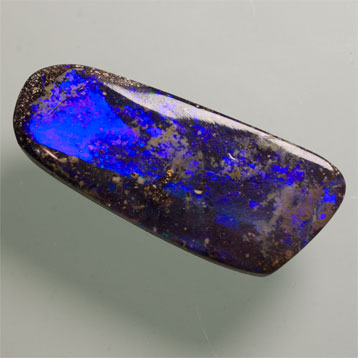 Opale boulder bleu violet intense 7.93 ct 24.54 x 9.75 mm