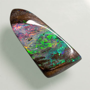 Opale boulder  5.12 ct 18.3 x 9mm verte intense et rouge