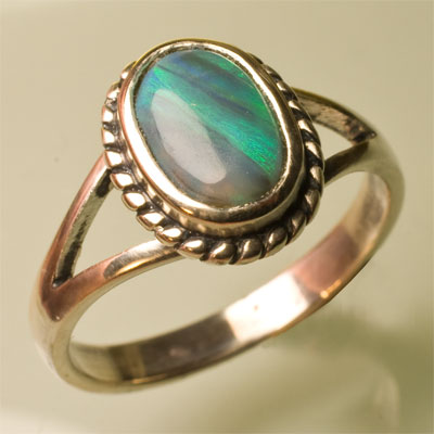  Bague en argent taille 53 sertie d\'une opale noire verte bleue 1.05 ct 8.4 x 5.4 mm