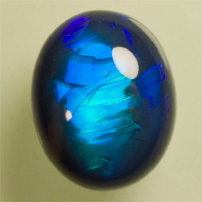 Opale noire N2 avec intense rolling flash bleu et vert 677 ct 13.6 x 10.9 mm