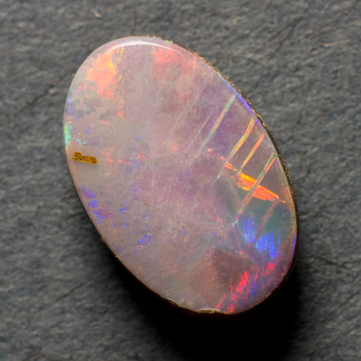 8203 Opale Boulder Rouge Orange Bleu 0 74ct 8 3x5mm 2