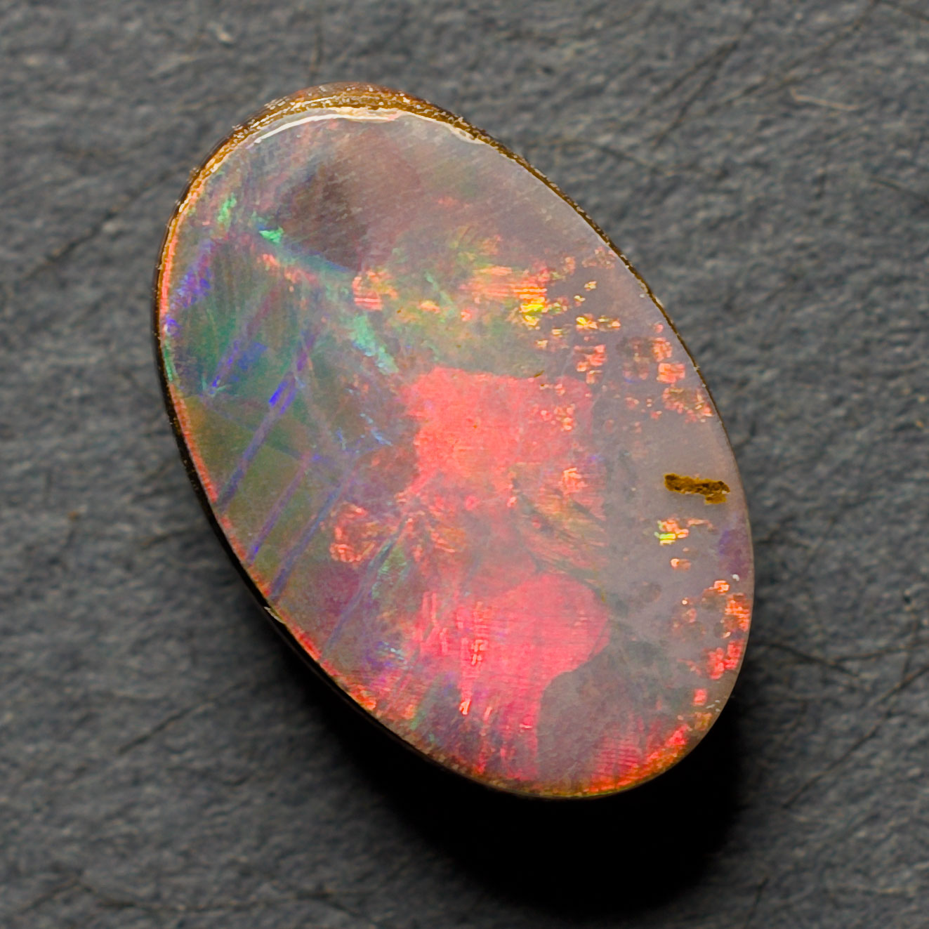 Doublet d\'opale 0.74 ct 8.3 x 5 mm