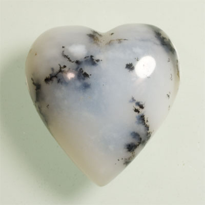 Opale mousse dendritique cœur 9.14 ct 17.7 x 16mm